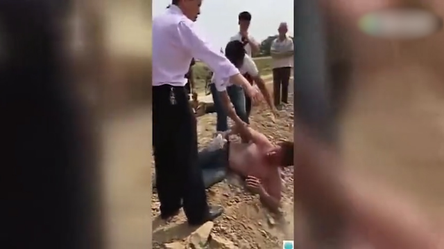 人贩子偷小孩被群众抓住，连续打了三个小时警察来了也不拦着