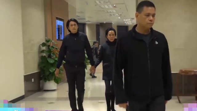 娱乐圈传来噩耗！63岁著名导演家中猝死，周润发神情悲痛