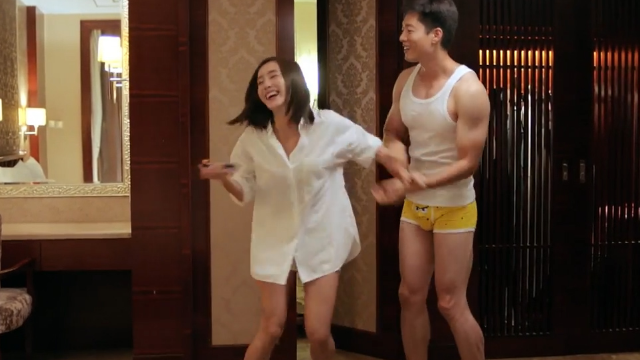 情侣去酒店 男子洗好澡 却被美女发现...... 瞬间脸红_凤凰网视频_凤凰网