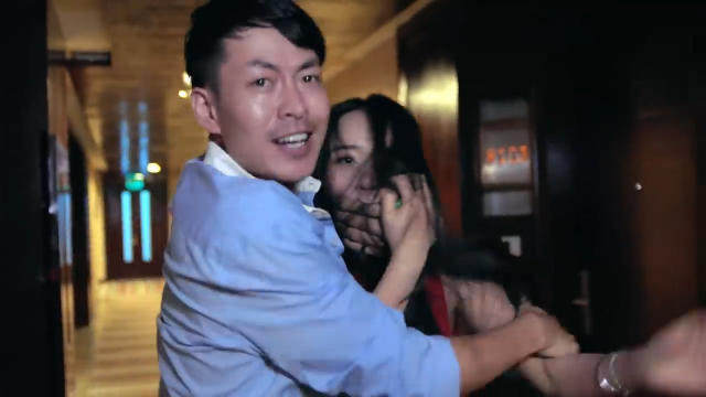 性感美女被色狼侵犯 酒店无人帮忙