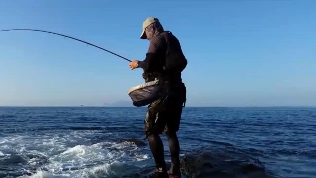 礁石上飞绳钓鱼，烟仔鱼连连上钩，见识下飞绳海钓的魅力！