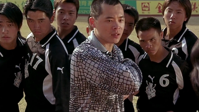 少林足球：裁判收了钱，球员犯规也不惩罚，还叫嚣道打我啊