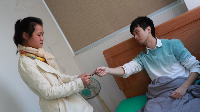 女主人离家出走，保姆悉心照顾瘫痪男主人三年，最终获得巨额回报