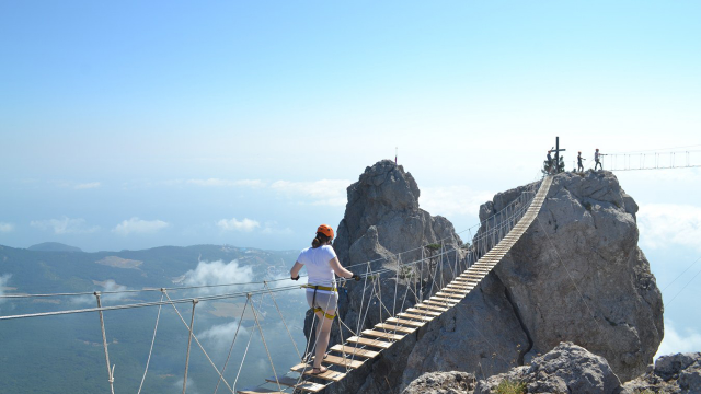 只用几条木板拼成的天梯：脚下就是万丈深渊，有多少人敢走！
