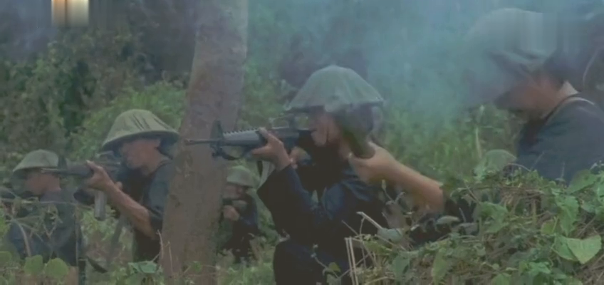 70年代的越战老片，美国大兵在丛林里被追得四处躲避！