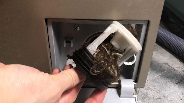 洗衣机要常清理，把这个“排污口”打开，脏东西才能清理干净！