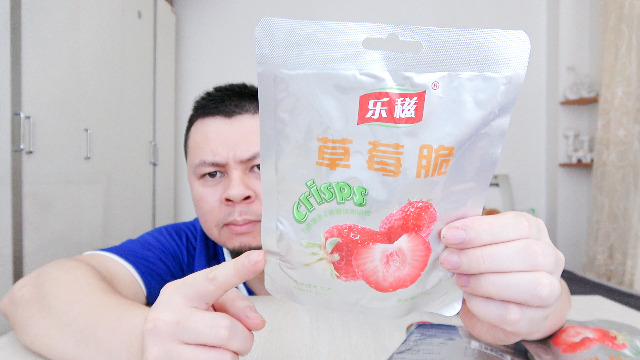 试吃“草莓脆”，酥酥脆脆，有一股浓郁的草莓味道