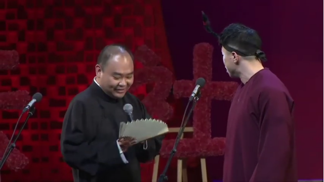 烧饼侯震就是碎叨,一个要拿纸一个要放屁,俩人台上一顿鼓捣