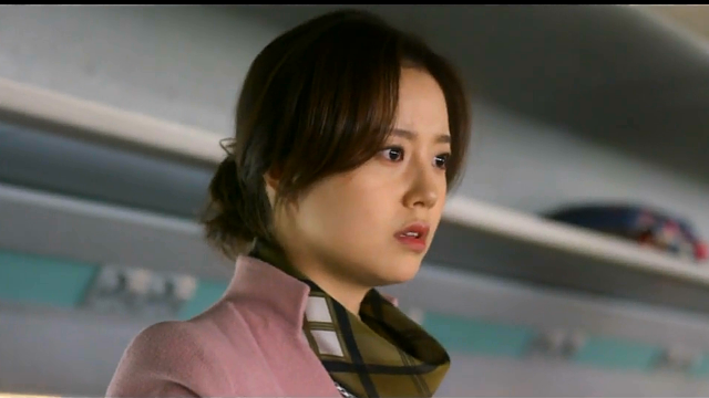 秀晶说谎话火车竟出事,在贤硬拉秀晶下火车还