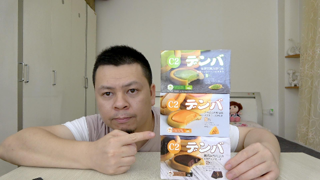 试吃进口零食“巧克力软心挞”，有抹茶味、芝士味、黑巧克力味