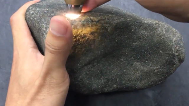 皮壳看上限：冰种的莫西沙翡翠原石，就想要个镯子，能如愿吗？