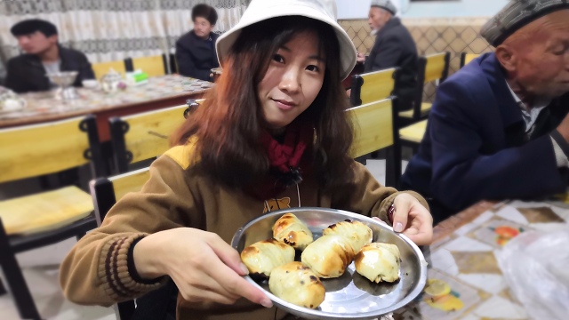 新疆喀什不起眼的老店，烤包子2元一个，满满的羊肉好吃极了！