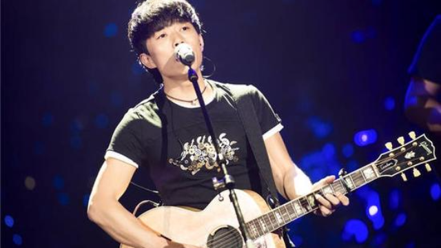 赵雷《理想》“又是一个四季在轮回，而我一无所获的坐在街头”