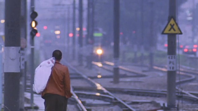 许美静经典老歌《都是夜归人》，送给在城市流浪的你，让人感动！