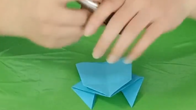 一起动手,跟着智慧哥哥用折纸做一只可爱的小青蛙,学会爱护动物