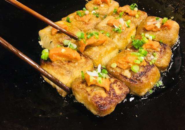 毛豆腐最常见的做法是油炸,煎炒,铁板,吃的时候一定要蘸上当地的辣椒