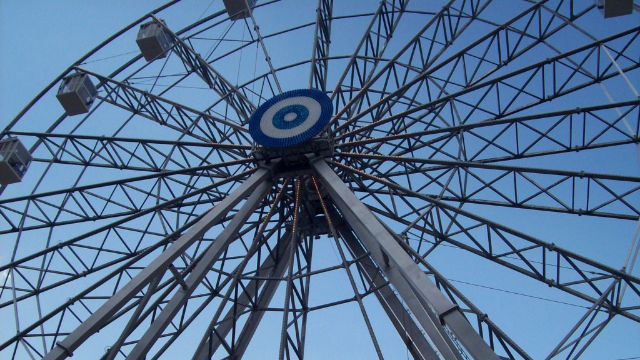 玩过不一定见过，摩天轮是这样组装起来的，长见识了