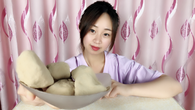 妹子试吃“观音土”，土是什么味道的？被商家坑惨了