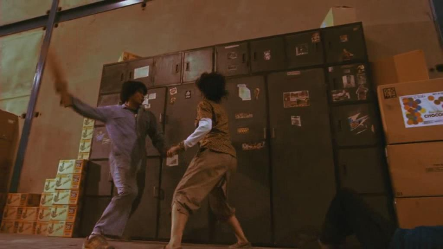 众人拿着装钱的袋子戏耍小胖，阿珊一把就抢过钱袋