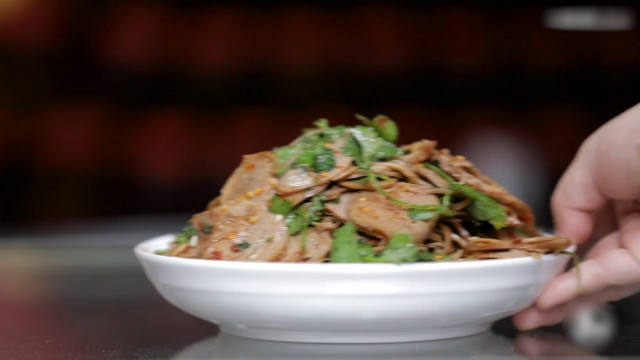 长沙街头美食“捆鸡”，一口就能征服你的胃！