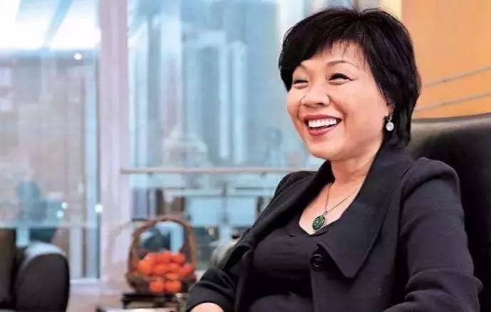 另外她和郑裕彤的家族还是世交,她的父亲早就和郑裕彤建立了友好关系.