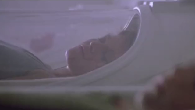 女子在太空舱中休眠时，遭到了异形寄生，但她自己却没感觉出来