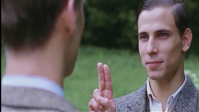 斯蒂芬还真是乖孩子，跟朋友们出去玩宵禁前要赶回家