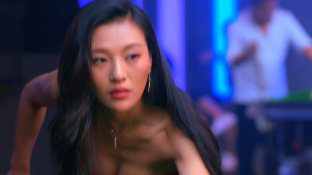 性感美女台球厅打球 在小流氓的撩拨下竟起了兴致