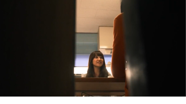 独居女孩太天真，随便带男人回家，不料被藏在衣柜里的人拍下来了