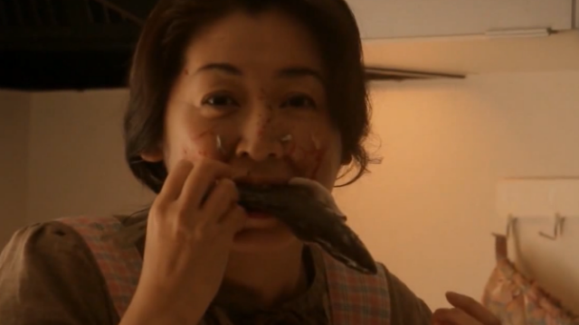 女孩尝试给母亲催眠，结果把母亲变成了猫，还在冰箱偷吃生鱼！
