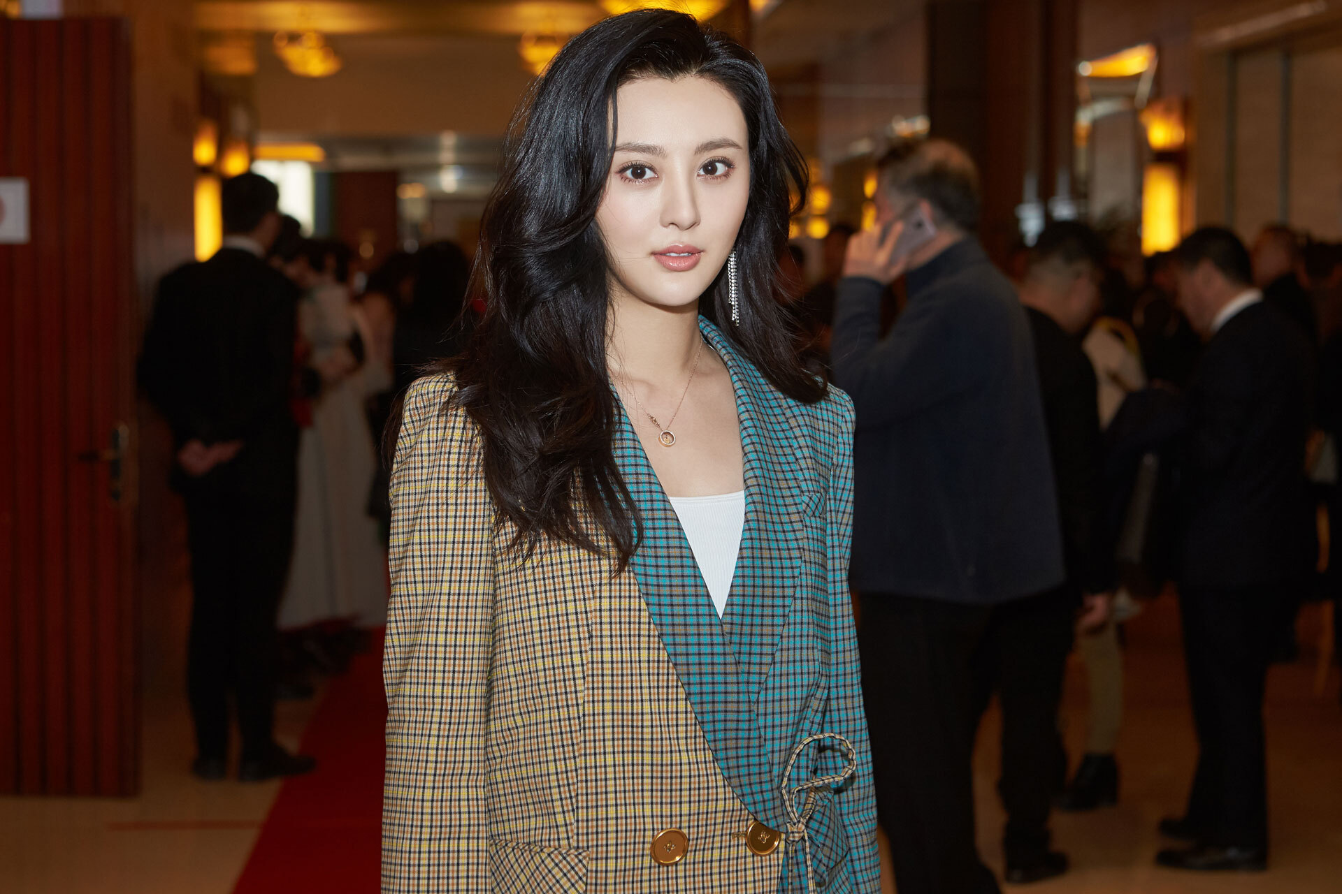 甘露出席《老公去哪儿》首映礼 一袭撞色西装美成全场焦点