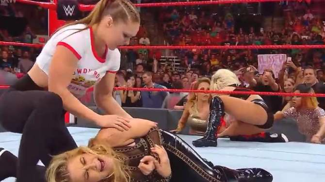 WWE女子赛，小魔女单挑<em>娜塔莉</em><em>亚</em>，女皇替好友解围却遭袭击