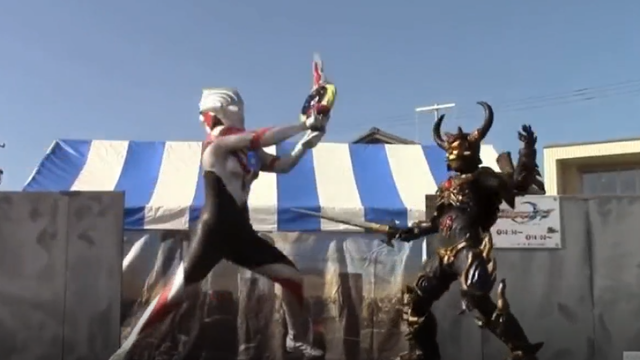 欧布奥特曼疾风形态登场，第一次落在房子上面