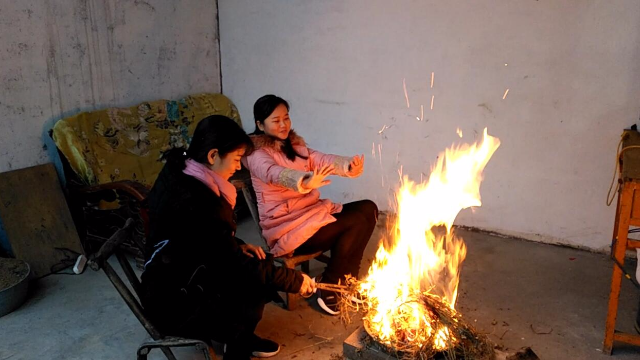 河南农村冬天没有暖气没有地暖，看他们是怎么取暖的？看着就得劲