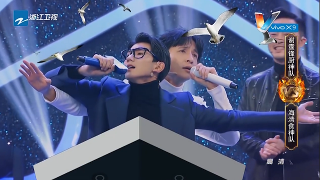 王源薛之谦合唱《绅士》，想要抱住薛之谦，要踮起脚尖才够得到