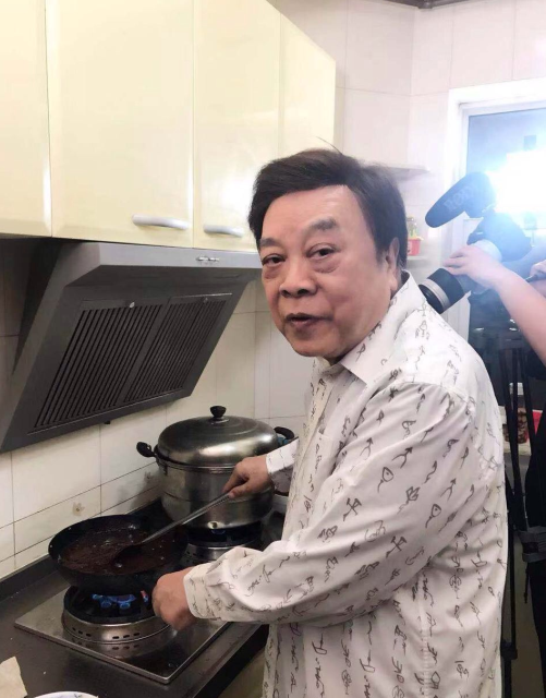 77岁赵忠祥近照曝光，亲自下厨为朋友做炸酱面