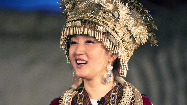 杨钰莹演唱会歌曲展播之《醉苗乡》,样子甜美