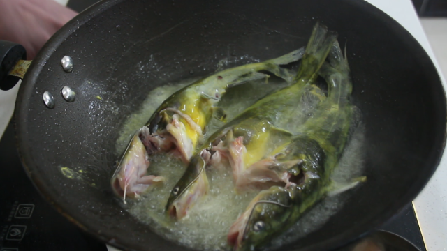 昂刺鱼别再直接红烧，尝试酸菜昂刺鱼炖豆腐的做法，看着直流口水