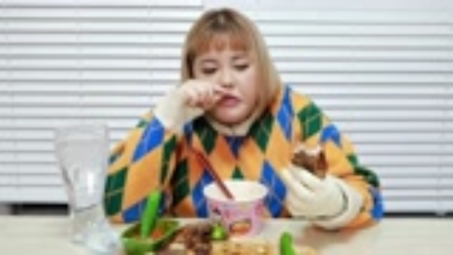 韩国小胖妹杨秀彬吃烤肉+火鸡面，狗狗在一旁馋到不行