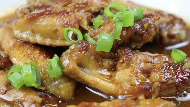 家常菜蜜汁鸡翅做法，骨肉脱离肉质鲜嫩，大人孩子都爱吃！
