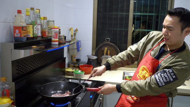 未婚妻感冒不舒服，小伙决定亲自动手做顿美餐，没想到状况百出