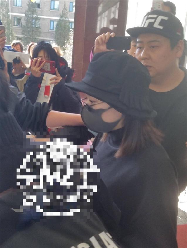 赵丽颖产后出院家人抱住孩子全副武装,冯绍峰双手合十表示感谢