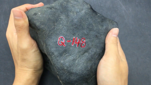 相玉日记：重达5公斤的黑皮翡翠原石，切开后是幸运，还是遗憾？