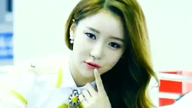 韩国性感美女车模，黑白纹短袖小姐姐，婀娜多姿花枝招展明艳动人