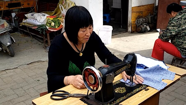 70年代的老缝纫机，现在能卖多少钱？农村大妈告诉你老缝纫机价