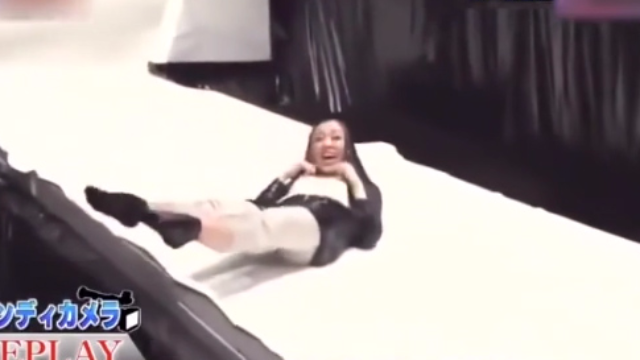 【日本搞笑综艺】整蛊 穿不上的裤子让你摔得