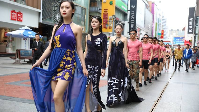 成都春熙路美女如云，听着成都看美女.听着成都逛春熙。