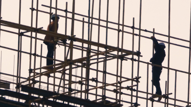 建筑工人真是在用生命赚钱，高空作业，连个安全绳都没有