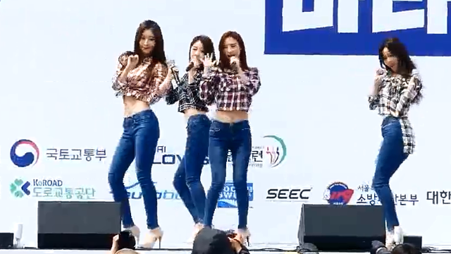 韩国美女边唱边跳舞视频，舞姿很性感.