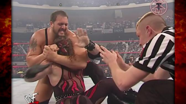 WWE“红色杀人机器”凯恩VS大秀哥，二人最巅峰时期的对决